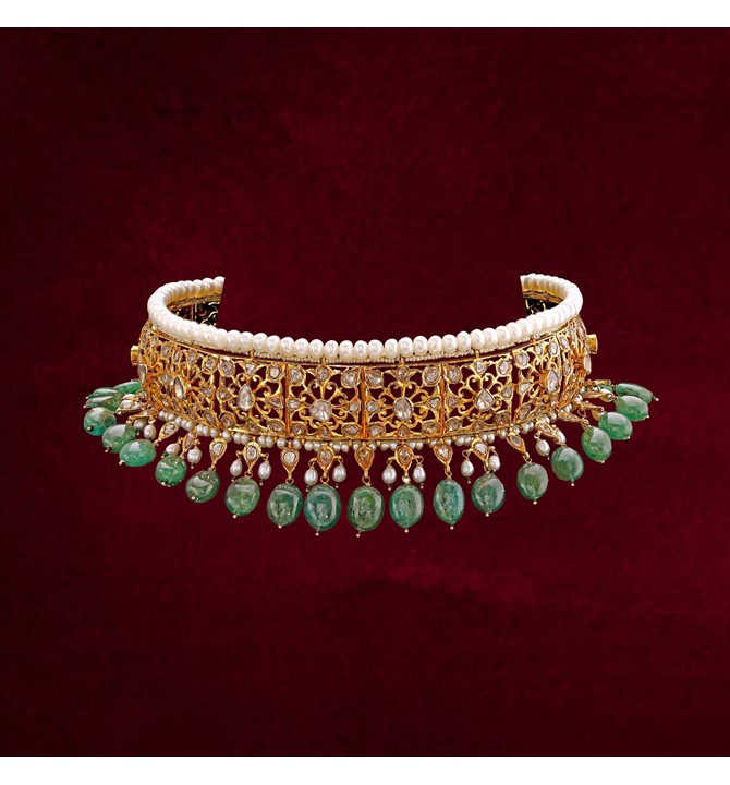 18-ct gold elegant bridal choker with emerald and pearls