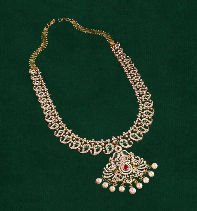 Diamond, Emerald Mango haar/Necklace crafted using yellow gold