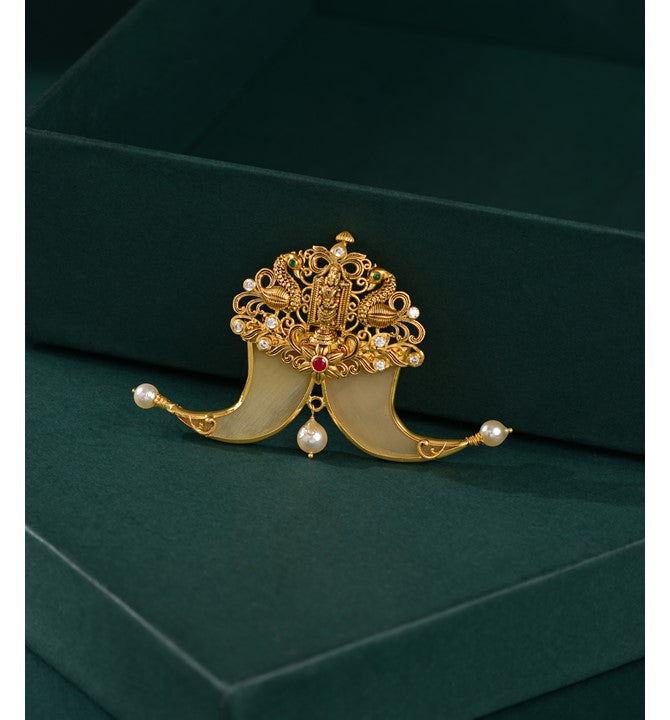 Balaji Gold Pendant in Tiger Nail Motif