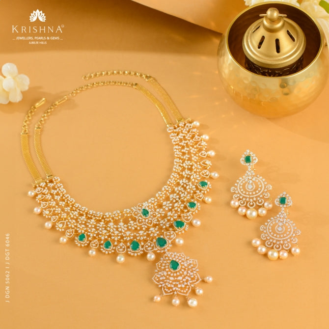 Sparkiling Diamond Necklace Set in Floral Motif
