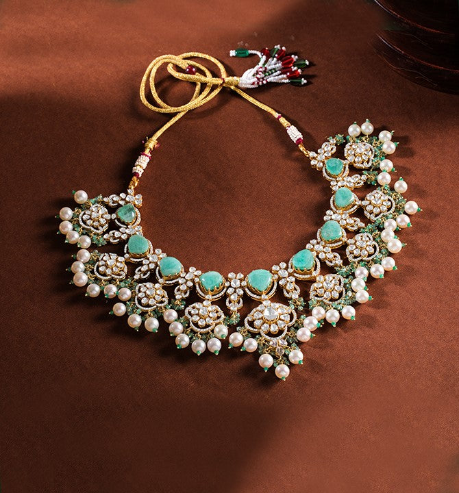 Emeralds Polkis Pearls necklace in yellow gold