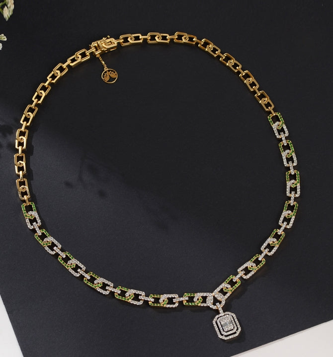 Elegant Diamond and Emerald Necklace A Green Sparkle of Luxury