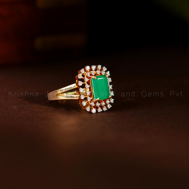 Diamond Emerald Ring | Emerald-Cut Halo Ring in Yellow Gold