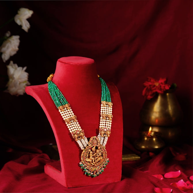 Eye-Catching Necklace with Pearl Strings