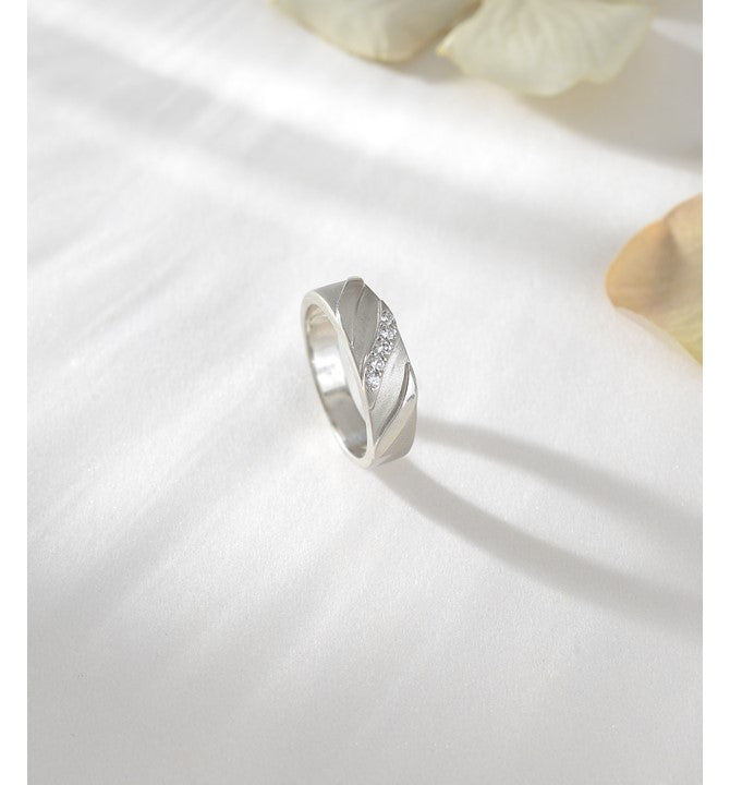 Stylish White Gold Diamond Ring